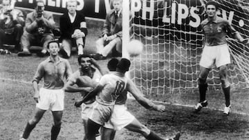 Pel¨¦ y Vava, de Brasil, disputan un bal¨®n contra la defensa de Francia en la semifinal del Mundial de Suecia 1958.