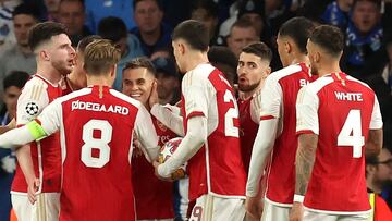 London (United Kingdom), 12/03/2024.- Leandro Trossard (4L facing) of Arsenal celebrates with teammates