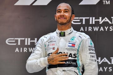 Lewis Hamilton en el podio del Gran Premio de Abu Dhabi.