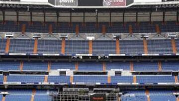 <b>Listo</b>. El nuevo césped madridista, importado desde Eslovaquia, ya está instalado sobre el terreno de juego del Santiago Bernabéu