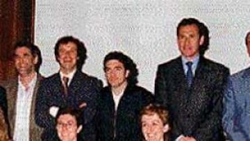 <b>UNA ESCUELA DE CAMPEONES.</B> Paquito Fernández Ochoa, Juan Mateo, López Iturriaga, Miguel Ángel de Castro, Juanma Lillo, Jorge Valdano, Juan Antonio Corbalán, Carlos Hermosillo, Balba G. Camino, Maribel M. de Murguía y María Fernández Ostolaza, durante la presentación de la nueva sede de Make a Team, ubicada en el complejo residencia de La Moraleja (Madrid).