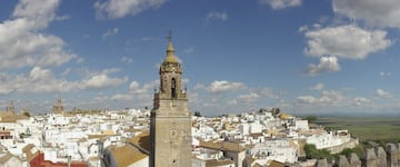 A sólo 30 kms. de Sevilla, y sobre la última cota de importancia de los Alcores, dominando la dilatada Vega del Corbones, está Carmona. Posee un patrimonio artístico y cultural abrumador gracias a sus alcázares, palacios, conventos, iglesias, ermitas y plazas, regalos de épocas antiguas en las que fenicios, romanos y musulmanes, sentaron las bases de su actual belleza monumental. Puede que esté alejada del concepto tradicional de pueblo por una cuestión meramente poblacional, pero es una visita imprescindible en Andalucía.