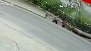 Un socav車n 'engulle' a dos mujeres que paseaban por la calle