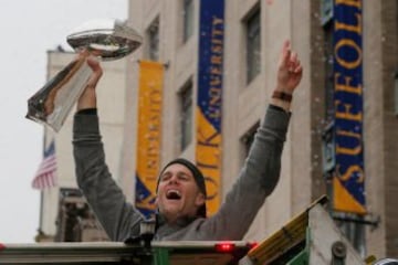 Tom Brady levantando su quinto trofeo Vince Lombardi.