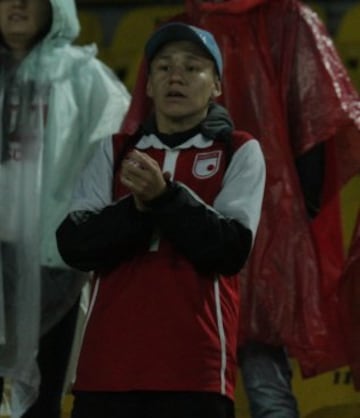 Los hinchas rojos presentes, a pesar de la lluvia.