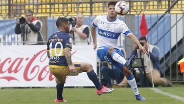 Futbol, Everton vs Universidad Catolica. Septima fecha, campeonato Nacional 2019 El jugador de Universidad Catolica German Lanaro, derecha,disputa el balon con Juan Cuevas de Everton durante el partido de primera division en el Estadio Sausalito de Vina