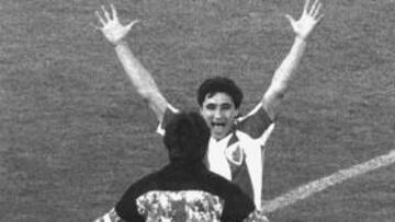 El portero Stojanovic celebra junto a Pancev (autor del penalti decisivo) el triunfo en la final de la Copa de Europa de 1991 ante el Olympique de Marsella.