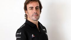 Alonso recupera el diseño de su casco de campeón con Renault