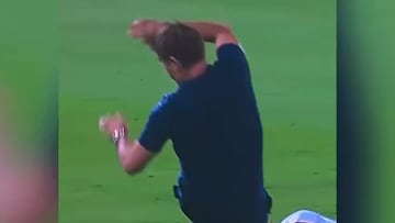 Esta escena da la vuelta al mundo: dejó nocáut a su DT tras un brutal pelotazo