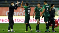 Bolivianos se llevaron las camisetas de Medel y Bravo