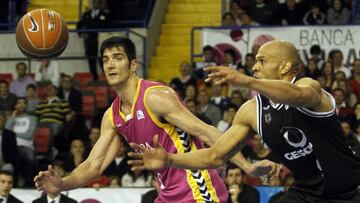 Tiguero y Fisher pugnan por un bal&oacute;n durante el Cajasol Bilbao Basket del 26 de marzo de 2012. 
 