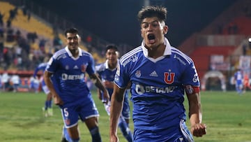 Futbol, Universidad de Chile vs Union La Calera.
Fecha 16, campeonato Nacional 2022.
El jugador de Universidad de Chile Bastian Tapia, centro, celebra su gol contra Union La Calera durante el partido por la primera division disputado en el estadio Santa Laura.
Santiago, Chile.
02/07/2022
Sebastian Nanco/Photosport

Football, Universidad de Chile vs Union La Calera.
16th date, 2022 National Championship.
Universidad de Chile’s player Bastian Tapia,  center, celebrates his goal against Union La Calera during the first division match held at Santa Laura stadium.
Santiago, Chile.
07/02/2022
Sebastian Nanco/Photosport