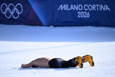El austriaco Benjamin Karl celebra de esta manera en la nieve su victoria en la final de eslalon gigante paralelo masculino de snowboard. 