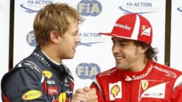 <b>TODOS CONTENTOS. </b>Alonso y Vettel se felicitan, acompañados por Massa, que saldrá tercero.