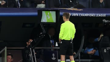 El árbitro Clément Turpin, tras revisar en el VAR la jugada entre Haaland y Rüdiger, señala los once metros.