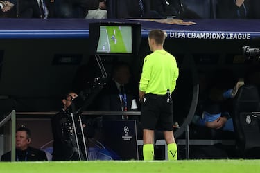 El árbitro Clément Turpin, tras revisar en el VAR la jugada entre Haaland y Rüdiger, señala los once metros.