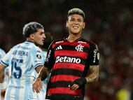 Flamengo's Colombian midfielder #15 Jorge Carrascal reacts after missing a scoring opportunity during the Copa Libertadores semifinal first leg football match between Brazil's Flamengo and Argentina's Racing at the Maracana stadium in Rio de Janeiro, Brazil on October 22, 2025. (Photo by Pablo PORCIUNCULA / AFP)