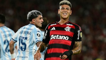 Flamengo's Colombian midfielder #15 Jorge Carrascal reacts after missing a scoring opportunity during the Copa Libertadores semifinal first leg football match between Brazil's Flamengo and Argentina's Racing at the Maracana stadium in Rio de Janeiro, Brazil on October 22, 2025. (Photo by Pablo PORCIUNCULA / AFP)