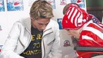 <b>LA CARA HUMANA DEL NIÑO. </b>Fernando Torres firmó en la escayola de un niño enfermo y no escatimó ni un autógrafo ni una sonrisa.