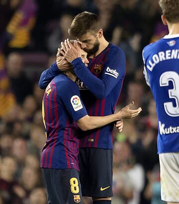 Andrés Iniesta con Gerard Piqué.