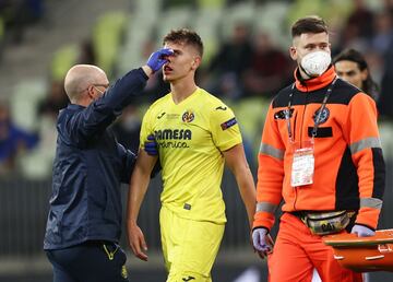 Juan Foyth atendido por los servicios médicos del Villarreal tras un golpe con Paul Pogba.
