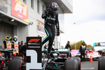 El piloto británico del ganador de Mercedes, Lewis Hamilton, sale de su automóvil después de ganar el Gran Premio de Eifel de Fórmula Uno alemán en el circuito de Nuerburgring.