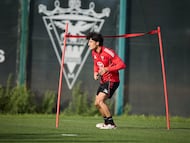 Juan Gutiérrez, central del Mirandés, durante una sesión de entrenamiento.