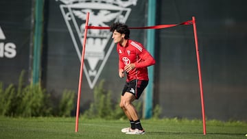 Juan Gutiérrez, central del Mirandés, durante una sesión de entrenamiento.