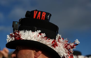 En la playa de Scarborough, Inglaterra, se ha jugado un Boxing Day diferente, a falta de partidos de la Premier League (solo se jugó el Manchester United-Newcastle). Bomberos y pescadores de la zona jugaron un divertido partido en playa ataviados con accesorios navideños para celebrar uno de los días más especiales de fútbol inglés.