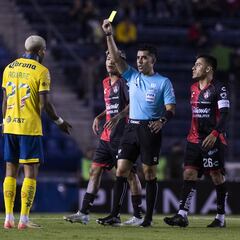Rodrigo Aguirre se salva de la roja en el América vs Atlas