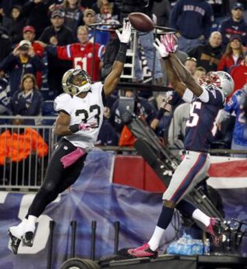 Kenbrell Thompkins (85) de los New England Patriots lucha un balón con el jugador de los New Orleans Saints, Jabari Greer (33).