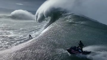 Lucas Chumbo surfeando una ola gigante en Praia do Norte, Nazaré (Portugal), el 7 de noviembre del 2022. Con un Jet Ski de Red Bull siguiéndole.