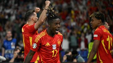 Spain's midfielder #17 Nico Williams (C) celebrates with Spain's forward #19 Lamine Yamal (R) after scoring his team's first goal during the UEFA Euro 2024 final football match between Spain and England at the Olympiastadion in Berlin on July 14, 2024. (Photo by INA FASSBENDER / AFP)