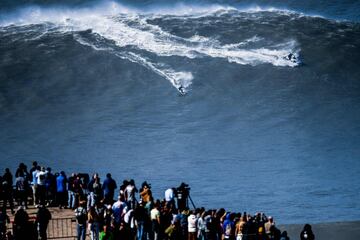 La moto de agua impulsa a un surfista en Praia do Norte, Nazaré (Portugal) el 25 de febrero del 2022.