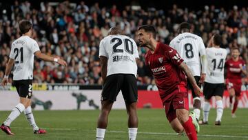 VALENCIA, 16/04/2023.- El centrocampista del Valencia Suso Fernández (d) celebra tras marcar el segundo gol ante el Sevilla, durante el partido de Liga en Primera División que Valencia CF y Sevilla FC disputan este domingo en el estadio de Mestalla. EFE/Manuel Bruque