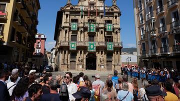 Ambiente durante la visita de los Reyes de Espa?a a la Catedral de Santa Mar¨ªa la Real de Pamplona, a 8 de septiembre de 2023, en Pamplona, Navarra (Espa?a). Los Reyes han viajado hasta Pamplona para participar en los actos que conmemoran el 600? aniversario del Privilegio de la Uni¨®n,que es un tratado mediante el que los tres burgos de la ciudad en la Edad Media: la Ciudad de la Navarrer¨ªa, el Burgo de San Cernin y la Poblaci¨®n de San Nicol¨¢s, se unieron en una sola entidad tras haber mantenido fuertes disputas que incluyeron enfrentamientos armados. El rey Carlos III el Noble, el 8 de septiembre de 1423 otorg¨® lo que ser¨ªa la carta fundacional de la ciudad moderna, g¨¦nesis de la Pamplona actual.
08 SEPTIEMBRE 2023;PAMPLONA;NAVARRA;600 ANIVERSARIO PRIVILEGIO DE LA UNION;REYES
Eduardo Sanz / Europa Press
08/09/2023