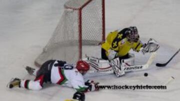 Una acción del partido de semifinales entre Puigcerdà (de amarillo) y Jaca.