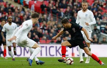 El jugador de Croacia Andrej Kramaric marca el 0-1.