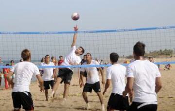 La plantilla sevillista se entrenó esta mañana en la playa Costa Ballena. Los jugadores nervionenses corrieron primero sobre el campo de golf aledaño y luego se pusieron el bañador para jugar al voley-playa. Después llegó la hora de meterse en el mar y realizar varios ejercicios. En medio de muy buen ambiente, hasta intentaron hacer un castillo humano, que no consiguieron completar.