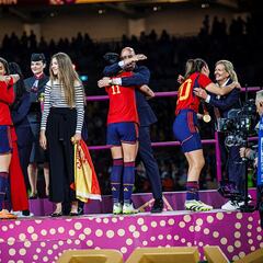 El beso de Rubiales a Jenni Hermoso da el salto a la música: Within Temptation lo recrea en un videoclip