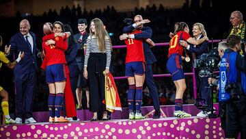 MADRID 26/08/2023.- La Real Federación Española de Fútbol (RFEF) ha subrayado que participar en la selección "es una obligación" para las jugadoras que son convocadas y ha contestado a la versión de "la señora Jenni Hermoso" sobre el beso del presidente Luis Rubiales con una serie de imágenes que intentan demostrar que fue la jugadora la que alzó en brazos al dirigente, como sostiene este. Foto 2: La Sra. Jennifer Hermoso mantiene los brazos agarrando por la espalda al Sr. presidente. El Sr. presidente mantiene los brazos en la parte superior del cuerpo de la jugadora. EFE/RFEF **SOLO USO EDITORIAL / SOLO DISPONIBLE PARA ILUSTRAR LA NOTICIA QUE ACOMPAÑA (CRÉDITO OBLIGATORIO)**
