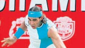 <b>SOBRE LA ALFOMBRA. </b>Rafa Nadal restando una bola en Queen's.