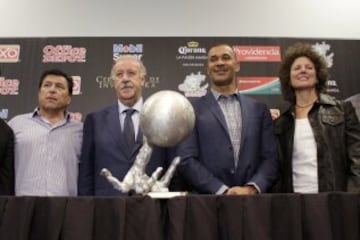 De izquierda a derecha, el exfutbolista y entrenador argentino Daniel Passarella, el entrenador español Vicente del Bosque, el exfutbolista holandés Ruud Gullit y la exfutbolista estadounidense Michelle Akers.