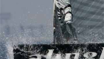 <b>A UN PASO.</b> El Alinghi batió al New Zealand tras una remontada y se coloca a una sola victoria de revalidar el título.