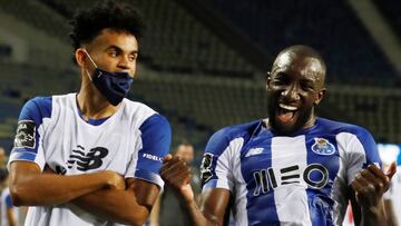 Soccer Football - Primeira Liga - FC Porto v Sporting CP - Estadio do Dragao, Porto, Portugal - July 15, 2020 FC Porto's Moussa Marega celebrates scoring their second goal with Luis Diaz, as play resumes behind closed doors following the outbreak of the coronavirus disease (COVID-19) REUTERS/Rafael Marchante