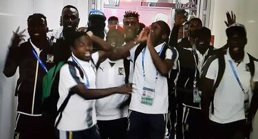 Camerún llegó cantando y bailando al estadio