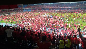 Hinchas de América de Cali en la cancha del Pascual Guerrero