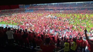 Hinchas de Am&eacute;rica de Cali en la cancha del Pascual Guerrero