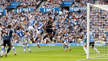 Éder Militão remataba de cabeza este balón, al cual...