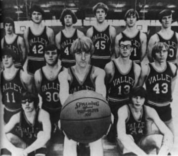 Larry Bird (con el balón) en el high school Springs Valley a mediados de los 70. Fue el máximo anotador de la historia del centro.  
 